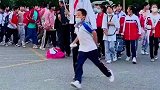五年级小女孩身高一米八，在同龄人的人群中格外显眼