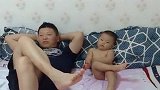 这两父子不用做鉴定就知道是亲生的！