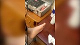 心疼! 足球小将自己动手治疗脚伤