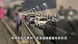 各地返程高峰：有人在高速隧道打羽毛球，有人排几十人队伍被堵厕所外