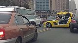 把人家奔驰跑车给撞了，车主这下算是摊上大事了
