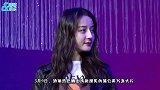 迪丽热巴双马尾造型元气十足，手持蒲公英清纯可爱，像18岁少女