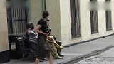 老外化妆成铜像，在街头恶搞路人，外国人真是太会玩了！