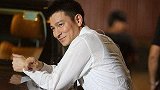 刘德华和邹市明夫妇合影，看似很亲密，其实镜子里说明一切
