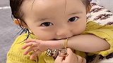 恬宝被妈妈夸了真高兴，真的好可爱呀