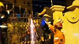 小伙翻越小区围栏被刺穿肚皮 路人心肺复苏10多分钟没能救活
