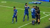 绿巨人孤军奋战难突破 申花众将不满胡尔克手球围住边裁