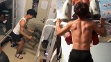 体育生宿舍健身板凳水壶齐上阵 网友：惭愧的我在床上翻了个身