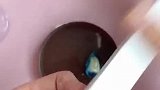 用宝宝的乳牙做一条项链戴，这样保存，再也不用扔屋顶上了！
