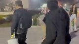 塞尔吉尼奥出现在京沪大战现场与球迷亲切合影