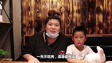 儿子快开学了，胖姐领着儿子下馆子逛夜市，其乐融融好温馨