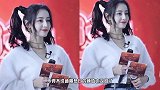 迪丽热巴双马尾造型太可爱，穿白色毛衣，又甜又嫩少女感十足