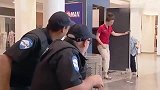 国外恶搞：白发老人被恶作剧，路人看到后打抱不平！