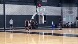 篮球-18年-要复出的节奏！邓肯现身马刺训练馆与年轻球员单挑-专题