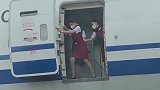 实习的空姐机门都关不上，还需要有经验的空姐帮忙，真是急死人了