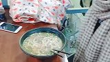 现在的饭店都流行这种碗了，姑娘一激动，手机却成了牺牲品！