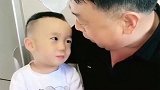 2岁的儿子一起床就找姥爷理论，看完眼前这一幕，忍住不许笑！