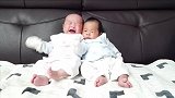 双胞胎婴儿练坐立，右边哥哥：别看我，别看我，看我妹！