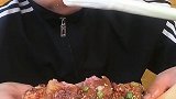 北京小伙啃香辣大肘子，这是多少天没吃肉了