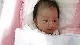 新生儿宝宝连环打嗝把自己吓呆了：我这是怎么了好怕怕啊！