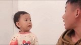 两岁萌娃套路爸爸吃苹果，最后爸爸直接懵圈了，这爸爸太烦人了