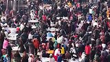 摇人按猪爆火！超5000人在场，连吃两天流水席