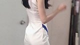 小姐姐从后台出来开门被吓一跳