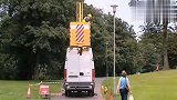 路人瞎操作升降机失控太尴尬了