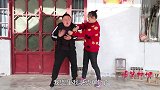 喜剧：大哥藏钱被大嫂发现，妯娌俩一番话害的大哥跪火鸡面，真逗