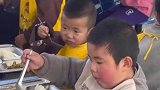 吃到喜欢的菜，孩子的快乐好简单