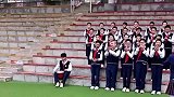 男孩参加学校大合唱全程憋笑，他肯定把伤心的事都想了一遍