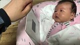 给2给月大的宝宝看图片书，宝宝全程懵懵的样子太可爱了！