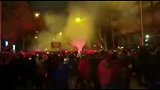 诺坎普外球迷狂欢火光已十分浓缭绕 同城德比未开始火药味已十分浓厚