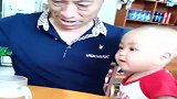 宝宝看爷爷倒酒，眼前这一幕，原谅我没忍住笑了