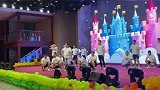 幼儿园升学仪式上，爸爸们组团跳，每个都是王心凌男孩