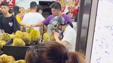 广西北海：老婆买榴莲，男子用纸把鼻子堵上，在店门口等老婆