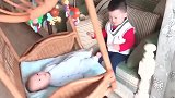男人不分大小，带起孩子来都不靠谱