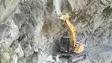 遥控挖掘机凿石头，太智能了