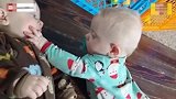 萌娃视频：可爱的宝宝们争夺互闹合集，看完很轻松愉快