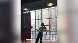 不要笑！美女这高抬腿动作是认真的吗？