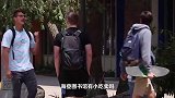 街头恶作剧，男子故意大声打招呼，路人非常的尴尬
