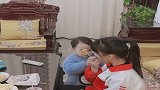 姐姐放假回家，可把弟弟忙坏了，眼前一幕真是哭笑不得！