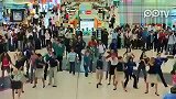实拍机场大派对人群集合在机场欢快舞蹈