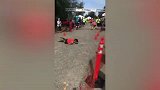综合-17年-站不起来也不放弃 马拉松跑者艰难爬行滚到终点线-新闻