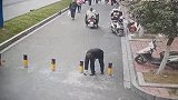 大哥举“脚”之劳，讲究！正能量做好事