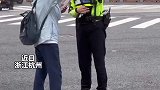女交警在街头指挥交通，举手投足让人安全感满满