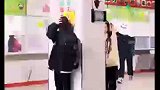 女子躲墙后想吓室友，岂料室友早从一边走过