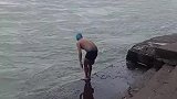 男子在湍急的河流中游泳