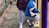 五星红旗落在地上差点被踩，姐姐教科书式教育弟弟