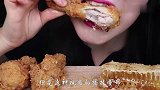 外国小伙直播吃酥脆鸡腿，咬一口酥的掉渣，网友：解压神器！